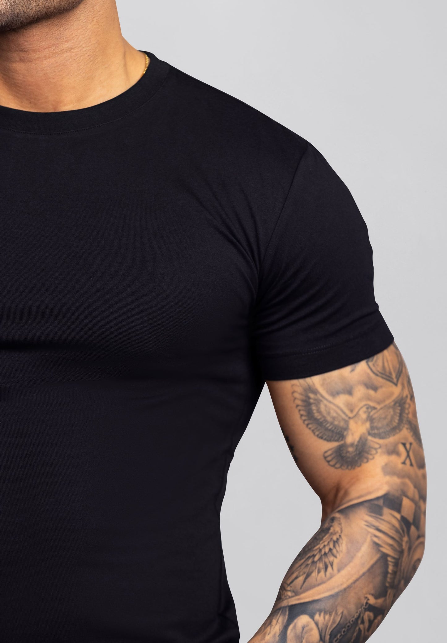 TEE-SHIRT PRÈS DU CORPS (COUPE MUSCLE)