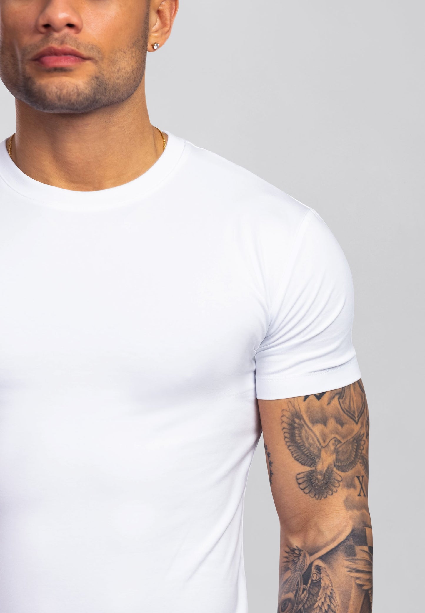 TEE-SHIRT PRÈS DU CORPS (COUPE MUSCLE)